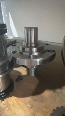 P8820DL Piezas de repuesto para pavimentadores de asfalto transportador espiral eje intermedio separador rotativo eje intermedio VOE12766358