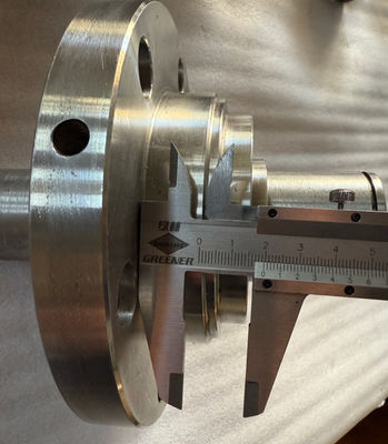 P8820DL Piezas de repuesto para pavimentadores de asfalto transportador espiral eje intermedio separador rotativo eje intermedio VOE12766358